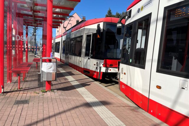 Eine Stadtbahn aus Dortmund steht an einer Haltestelle.