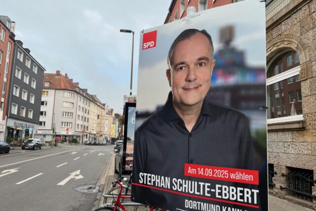 Ein Plakat der SPD zur Kommunalwahl 2025 an der Saarlandstraße.