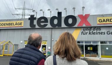 Kunden stehen vor verschlossener Tür