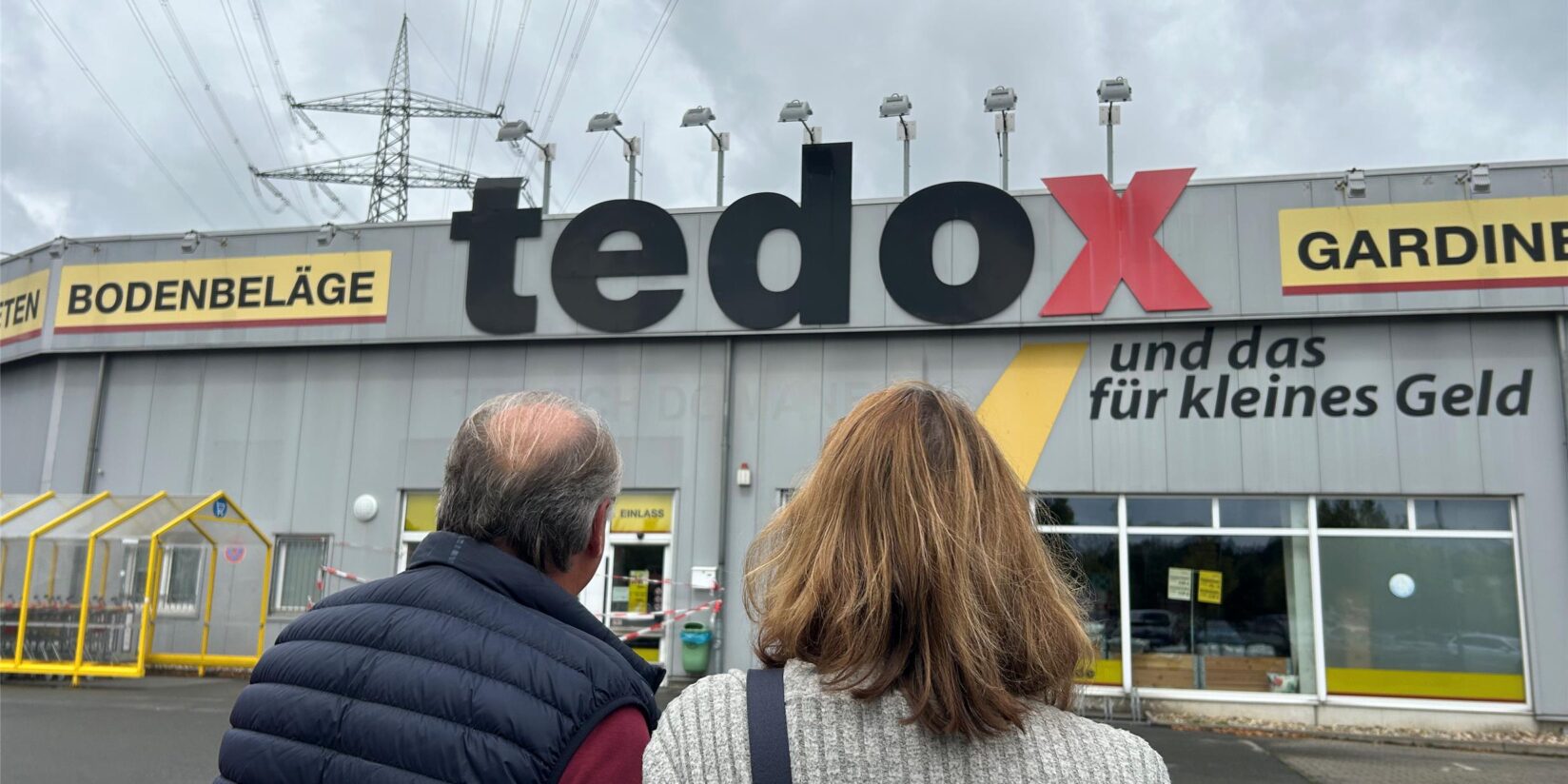 Kunden stehen vor verschlossener Tür