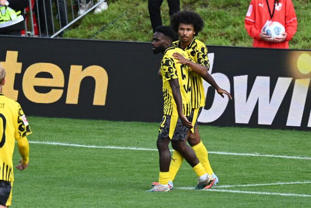 Karim Adeyemi bejubelt seinen Treffer.