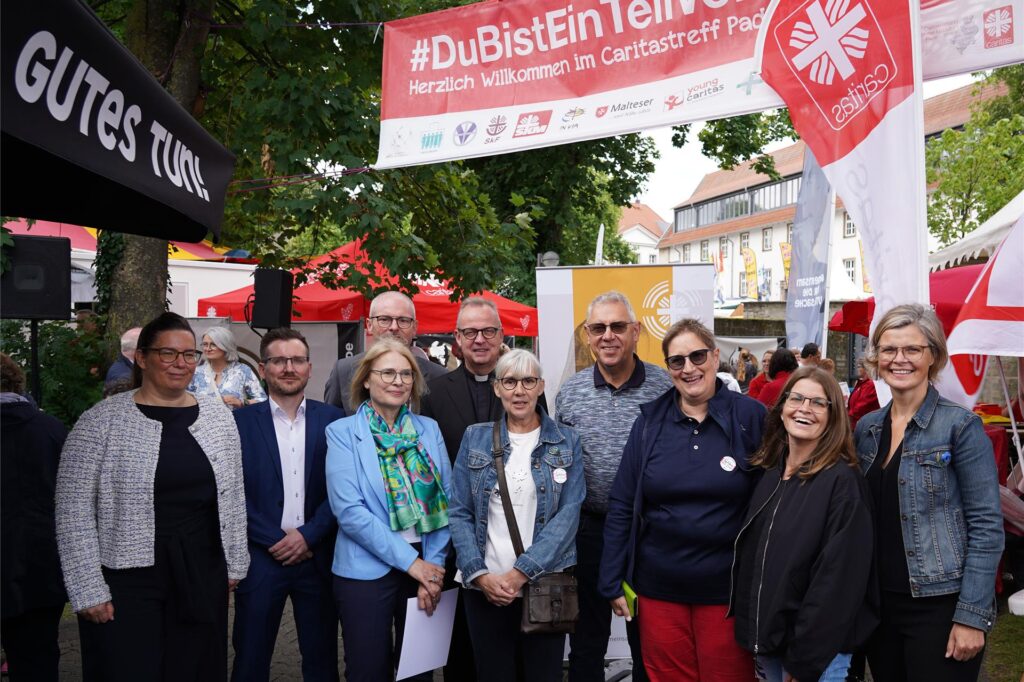 Alle Preisträger des Pauline-von-Mallinckrodt-Preises mit Vertretern der CaritasStiftung und den Diözesan-Caritasdirektoren am Caritastreff auf dem Libori-Fest in Paderborn.