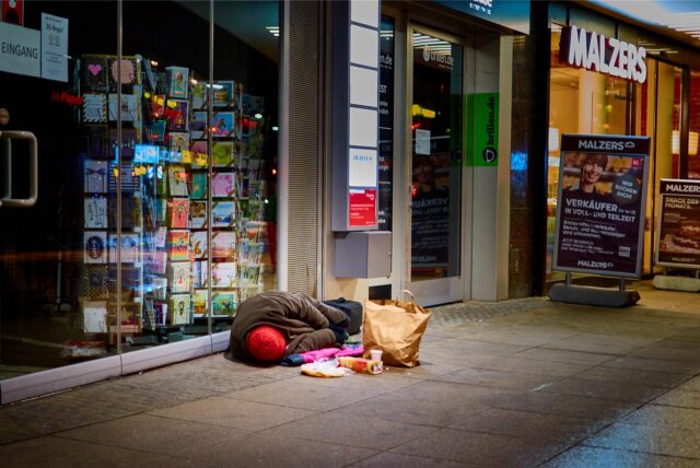 Ein Obdachloser übernachtet vor einem Geschäft am Westenhellweg