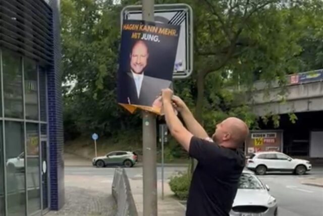 Philipp Jung, parteiloser OB-Kandidat in Hagen, half am Sonntag (3.8.) mit, die irrtümlich aufgehängten Plakate wieder zu entfernen.