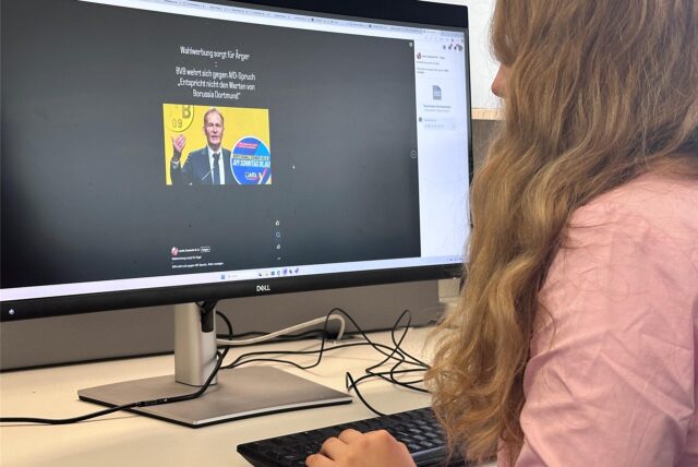 Person guckt sich einen Facebook-Post an.