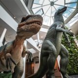 Zwei große Dinosaurier stehen in der Empfangshalle des Naturmuseums Dortmund.