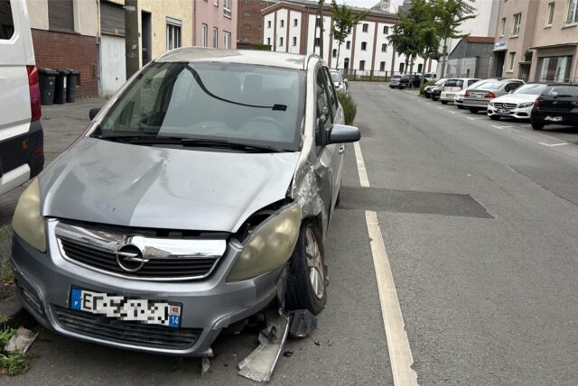 Autowrack auf öffentlicher Parkfläche im Dortmunder Hafenviertel