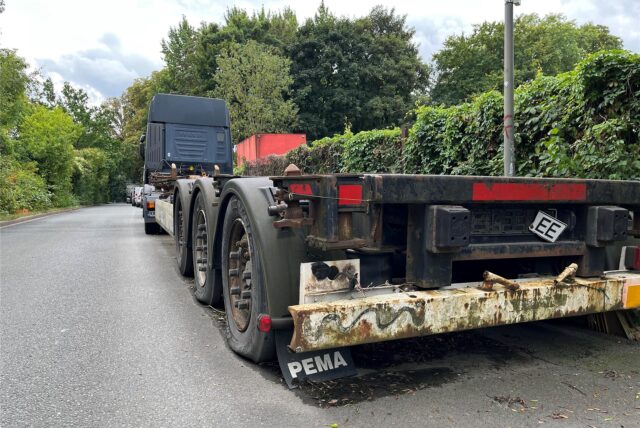 Der schrottreife Sattelschlepper steht seit Monaten an der Eichendorffstraße in Dortmund.