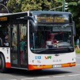 Die Buslinie 272 aus dem Kreis Recklinghausen fährt über eine Straße.