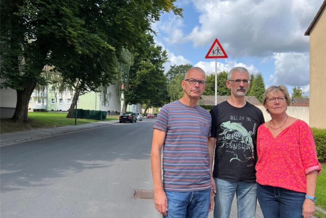 Rüdiger Gräve, Volker Limberg und Gerda Schulte-Gräve (v.l.) kritisieren den ausgewählten Standort für eine neue Evinger Gesamtschule in der Nähe des Heisenberg-Gymnasiums.