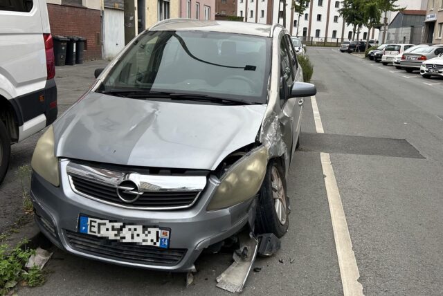 Ein demoliertes Auto in Dortmund.