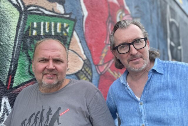 Zwei Männer stehen vor einem Graffiti-Wand in Dortmund-Bövinghausen.