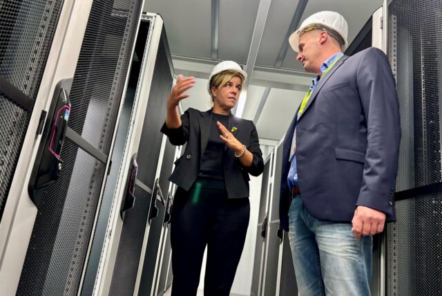 NRW-Wirtschaftsministerin steht in einem Windrad bei Paderborn und lässt sich von Westfalenwind-Mann Fiete Dubberke erklären, wie darin ein Rechenzentrum betrieben wird.