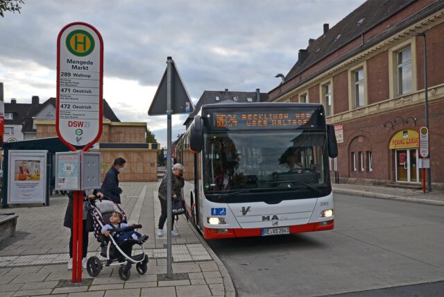 Bus der Linie SB 24 an der Haltestelle Mengede Markt.