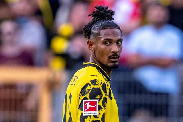 Sebastien Haller schaut zur Seite.
