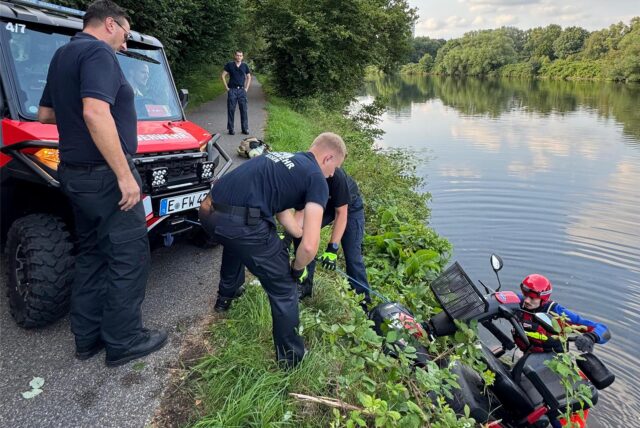 Speziell ausgebildeten Strömungsretter der Freiwilligen Feuerwehr Essen-Steele zogen den Rollstuhl aus der Ruhr.