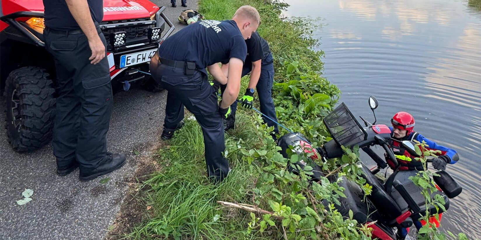 Rollstuhlfahrer stürzt in Essen in die Ruhr: Passaten retten ihn