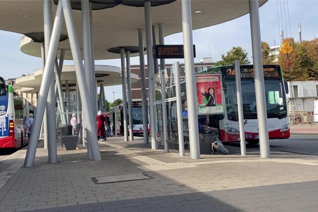 Mehrere Busse stehen am Busbahnhof in Herten-Mitte.