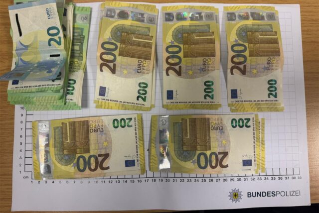 Bargeld liegt auf einem Tisch.