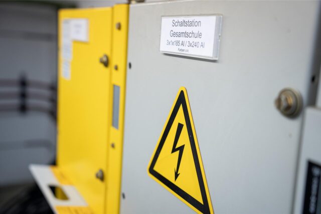 „Schaltstation  Gesamtschule“ steht auf einem Schaltkasten der Hertener Stadtwerke.