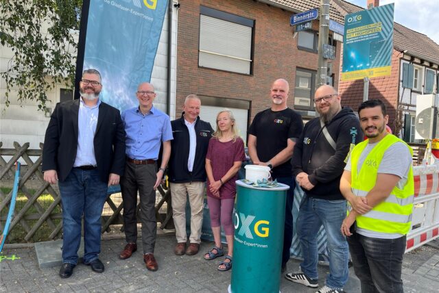 Vertreter von Wirtschaftsförderung und Politik ließen sich am Donnerstag (7.8.) von OXG-Mitarbeitern über den Glasfaser-Ausbau in Wickede informieren.