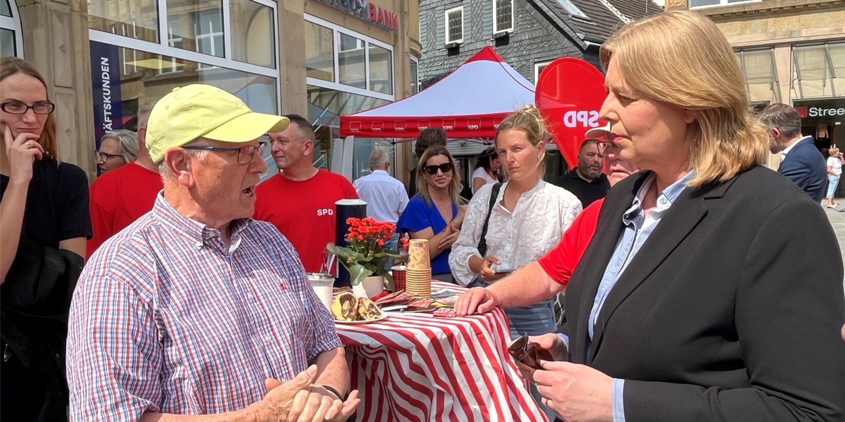 Bärbel Bas auf dem Markt in Castrop-Rauxel: Bundespolitik holt Ministerin ein