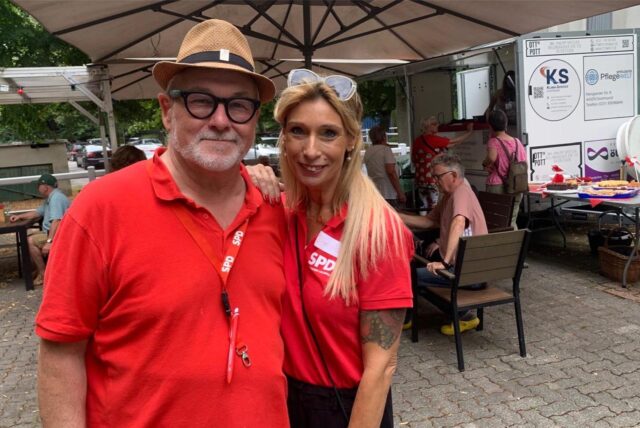 Dirk Sanke und Daniela Möller vom SPD-Ortsverein Dortmund-Hellweg sprachen an der Rennbahn mit Anwohnern.