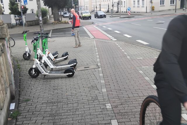 Der Fußweg an der Möllerbrücke ist voll gestellt mit E-Scootern. (Archivbild)