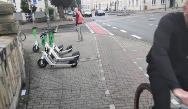 Stolperfalle E-Scooter – bald feste Parkplätze