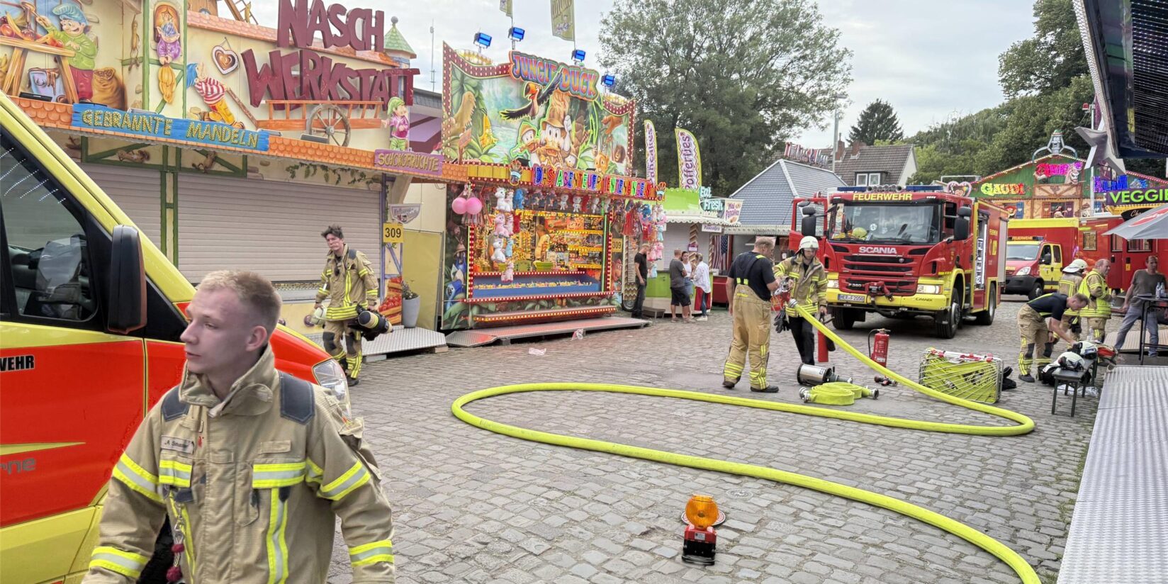 Feuerwehreinsatz auf Cranger Kirmes: Vogel sorgt für Sperrungen