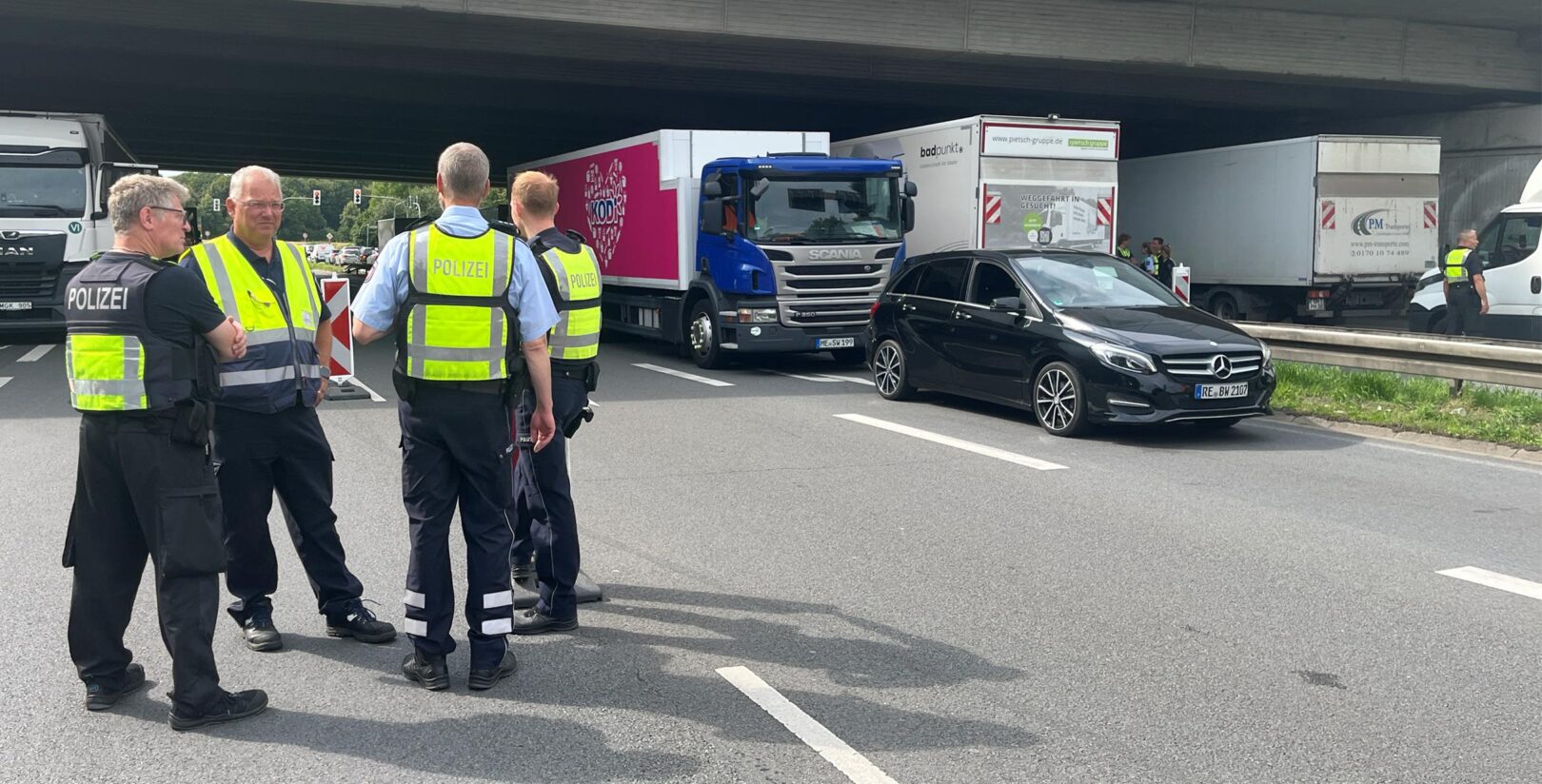 Polizei und Zoll an A2 in Dortmund-Mengede: Live-Video