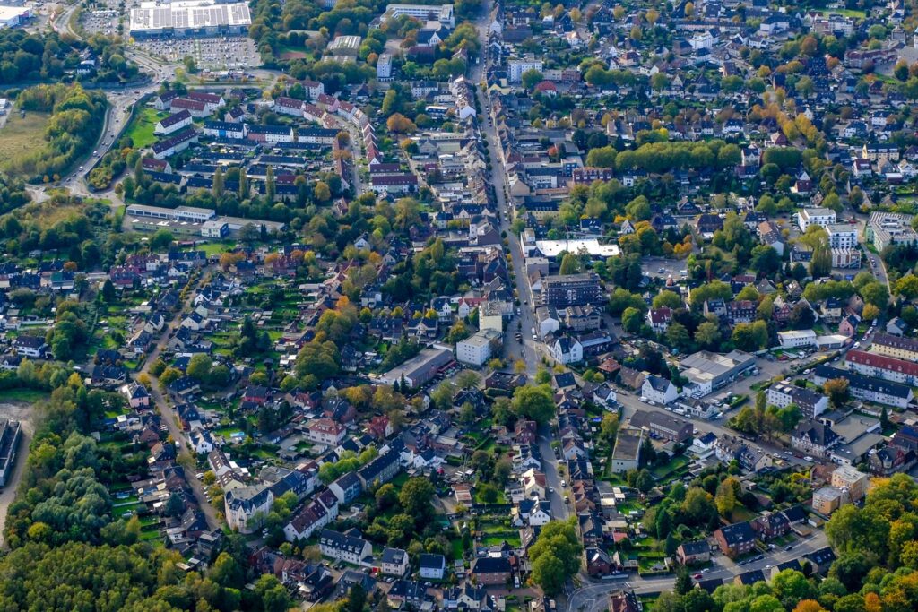 Die Lange Straße führt mittig durch dieses Luftbild.
