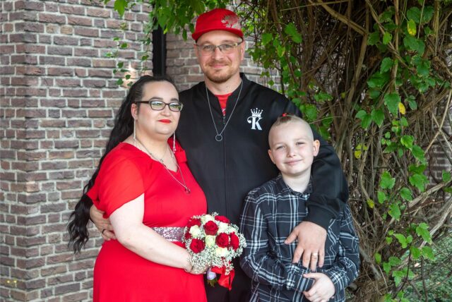 Dajana (geborene Ehricht) mit ihrem Sohn Jayden und Ehemann Dominic Reinhold vor dem Standesamt in Castrop-Rauxel.