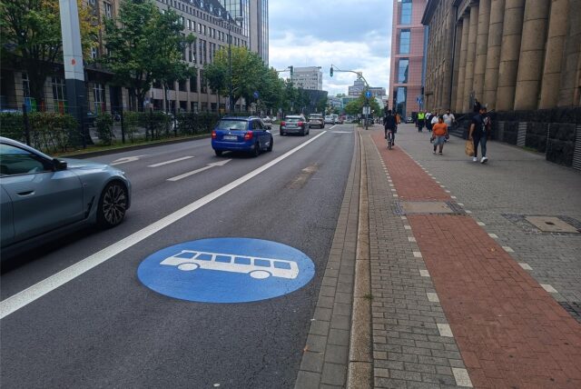 Fahrbahnmarkierungen weisen auf die Busspur auf einem Teil des Dortmunder Walls hin.