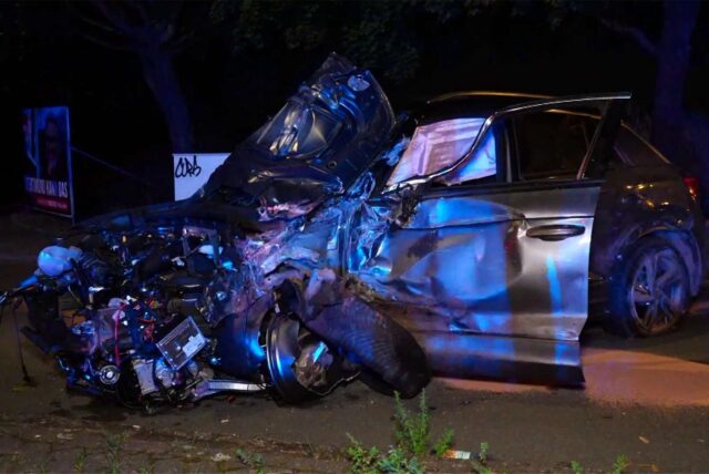 Das Foto zeigt ein völlig demoliertes Auto.