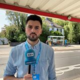 RN-Reporter Lukas Wittland berichtet aus Dortmund-Hostedde mit einem Mikrofon mit einem RN+-Logo