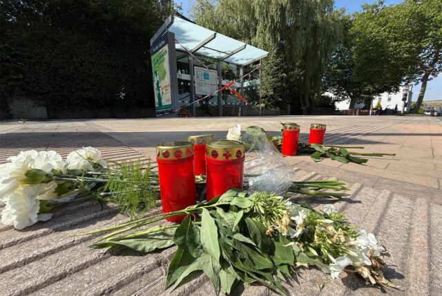 Menschen haben an dem Ort, an dem in der Nacht von Samstag auf Sonntag ein 36-jähriger Dortmunder bei einem Unfall getötet worden war, Blumen niedergelegt.