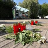 Menschen haben an dem Ort, an dem in der Nacht von Samstag auf Sonntag ein 36-jähriger Dortmunder bei einem Unfall getötet worden war, Blumen niedergelegt.