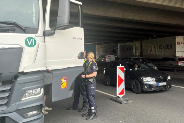 Die Polizei hat mit weiteren Behörden zahlreiche Lastwagen in Dortmund kontrolliert.