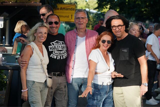 Eine Gruppe Menschen posiert für die Kamera auf der „Spektrum Old School Party by Ted Newman“ bei Tante Amanda.