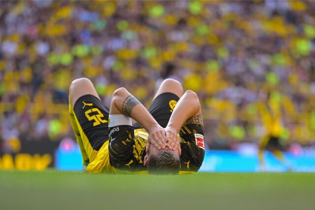 Niklas Süle hält sich die Hände vors Gesicht.