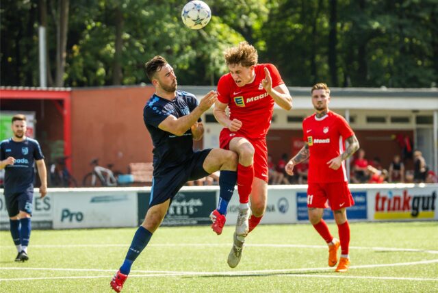 Kopfballduell im Kampf um den Ball.