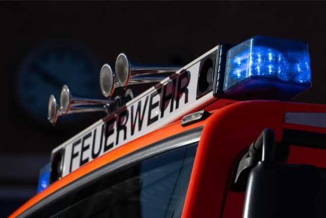 Blaulicht ist während eines Pressetermins auf einem Einsatzfahrzeug der Feuerwehr zu sehen.