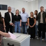 Jessica Lüttich, Mitarbeiterin im Wahlamt, Emilio Pintea, erster Beigeordneter der Stadt, Carolin Pascuda, stellvertretende Leiterin des Wahlamtes, Pascal Gniffke, Wahlamtsleiter und Auszubildende der Stadt Bottrop eröffneten Montag (11.8.) die Briefwahlstelle im Rathaus der Stadt Bottrop.