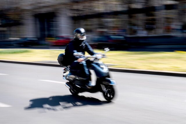 Ein Rollerfahrer fährt auf seinem Roller (Symbolbild)