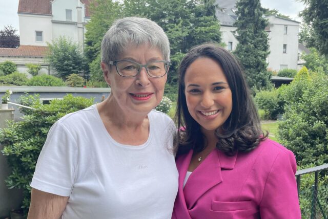 Zwei Frauen stehen auf einer Terrasse in Lütgendortmund.