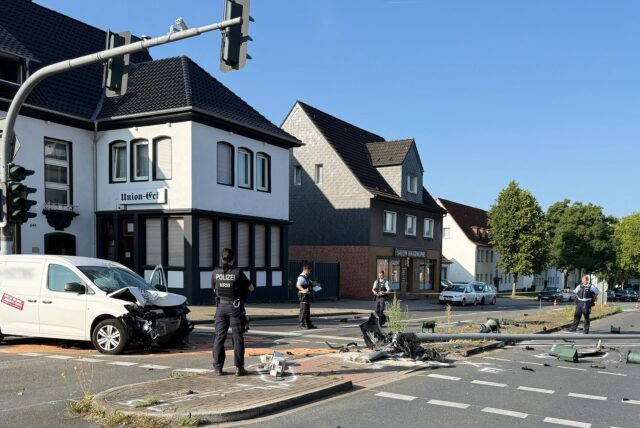 Ein Ampelmast liegt auf der Fahrbahn der Westerholter Straße, daneben der zerstörte weiße Kleintransporter.