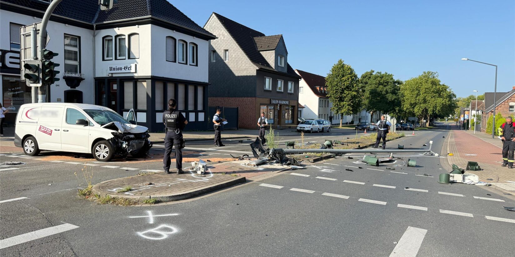 Provisorische Ampeln vor Blechecke in Betrieb