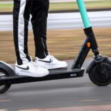 Eine Person fährt auf einem E-Scooter.