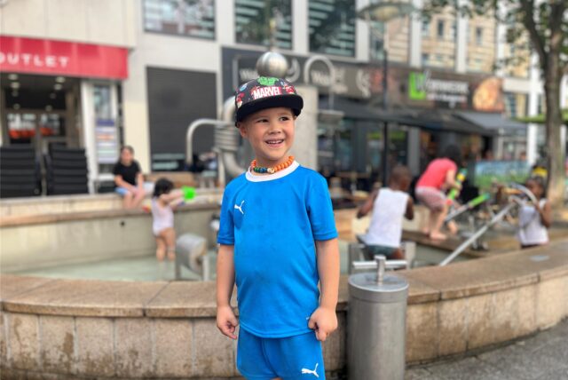 Ein Junge vor einem Wasserbecken in der Dortmunder City